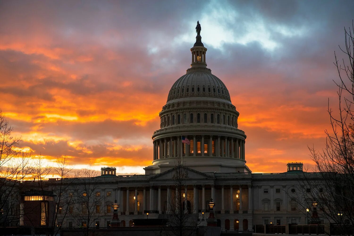 Сенат США. Здания Вашингтона. Конгресс США тучи.