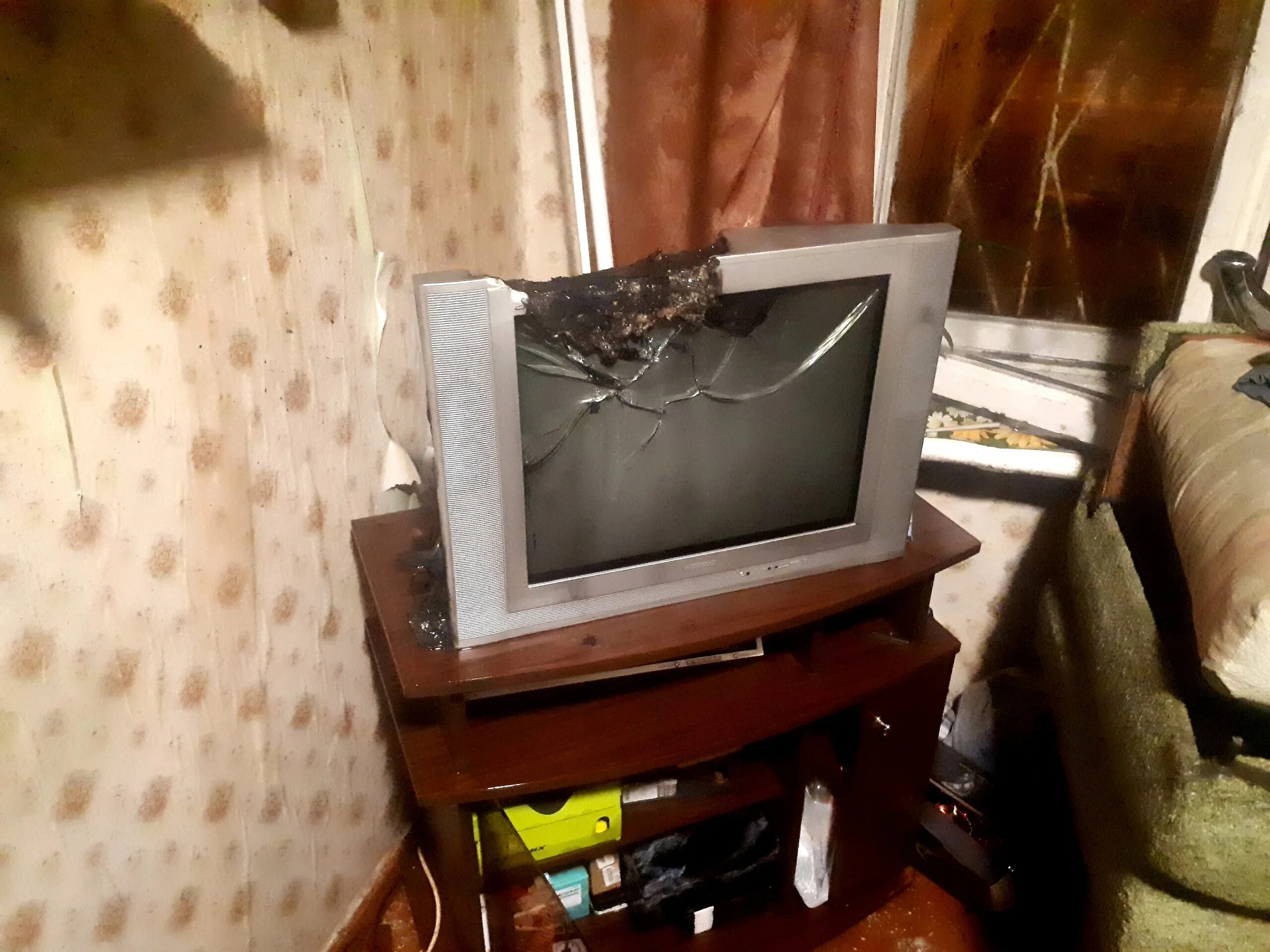 Телевизор загорелся зеленый. Горящий телевизор. Сгоревший телевизор. Горящий телевизор фото. Чуть чуть телевизор не упал.