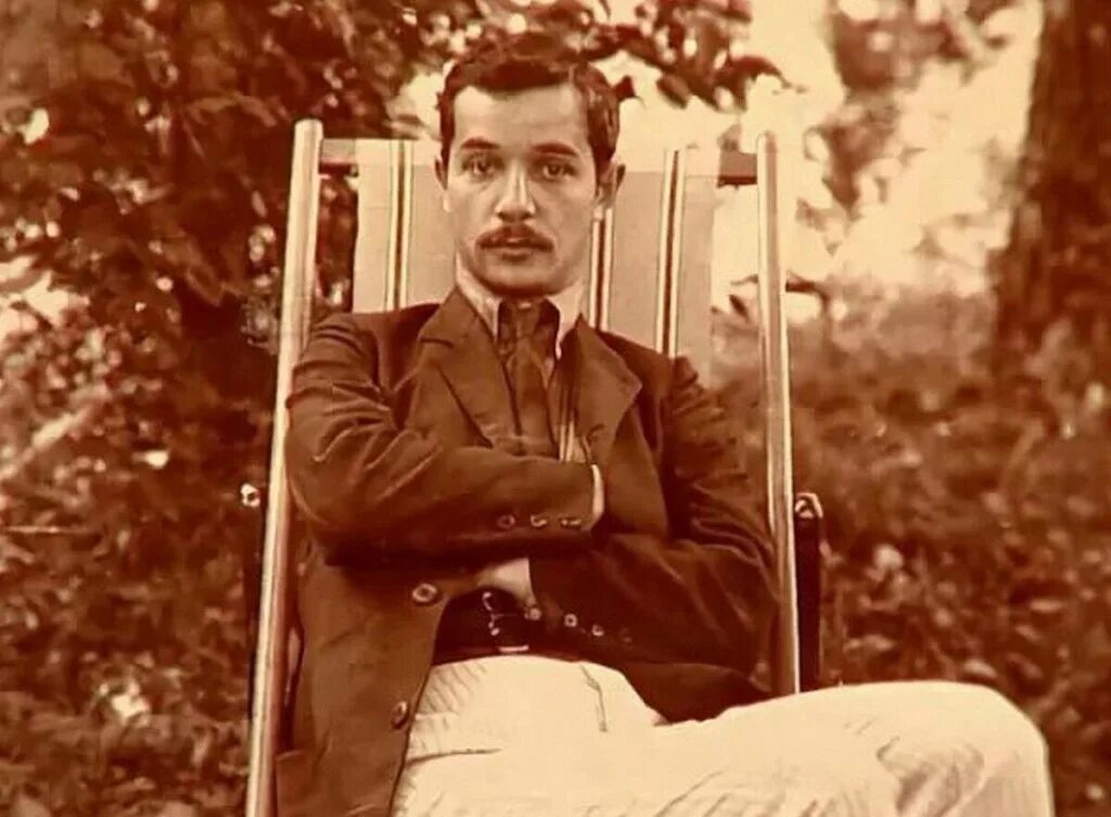 Цитаты о саше черном\. Больному стих черный. Саша чёрный больному стихотворение. Есть горячее солнце, наивные дети, драгоценная радость мелодий и книг. Стих больному саша чёрный.