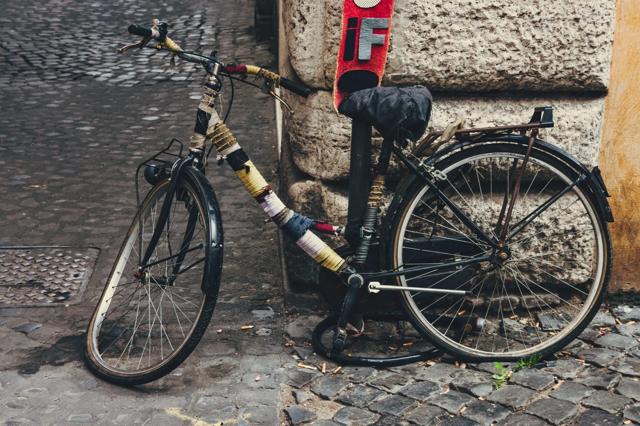 Broken bike. Старый велосипед. Поломанный велосипед. Сломанный велосипед. Старый сломанный велосипед.