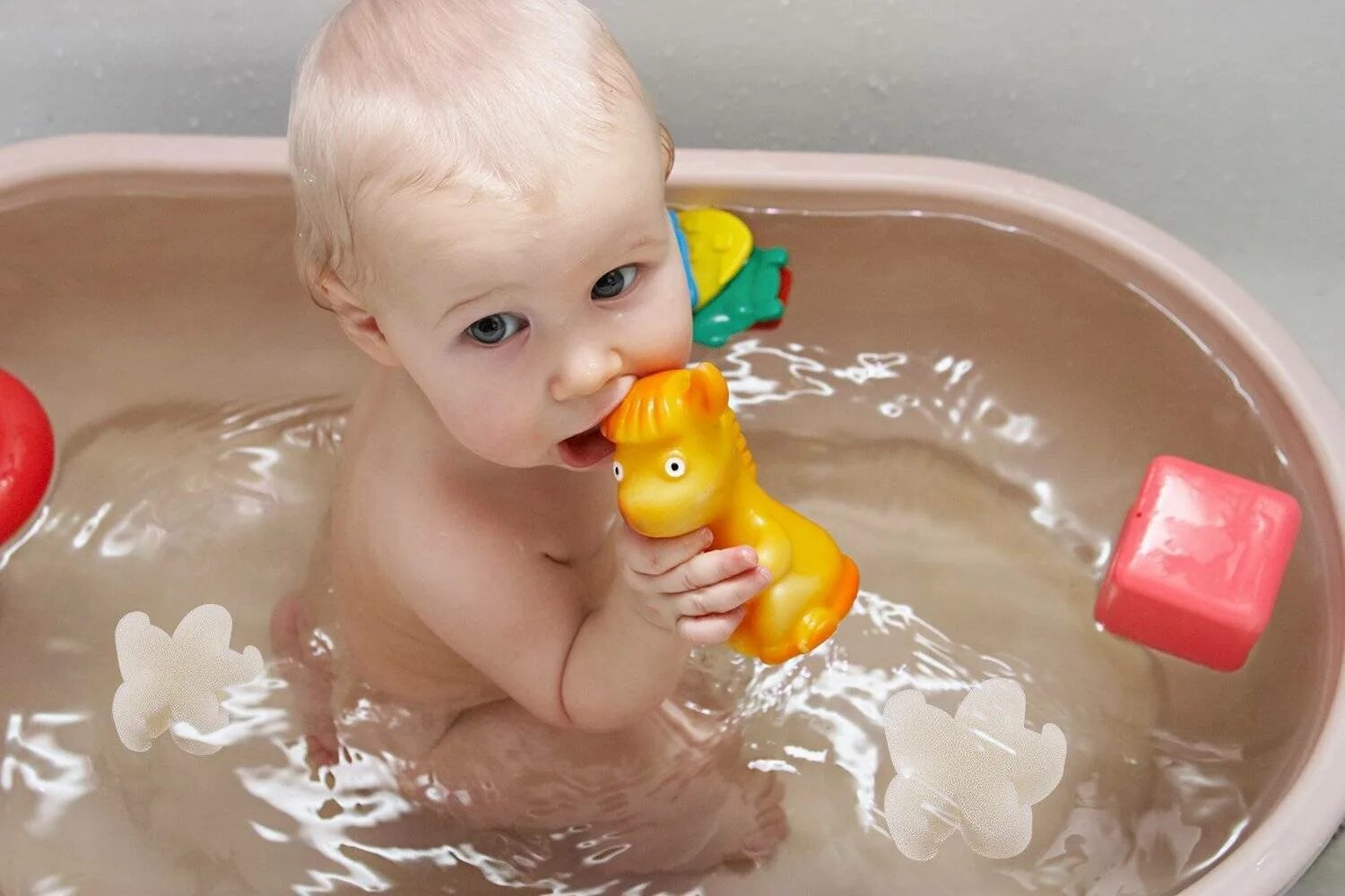 Можно ли купать при насморке. Купание малыша. Купается в ванной. Ребенок купается в ванночке. Малыш купается.