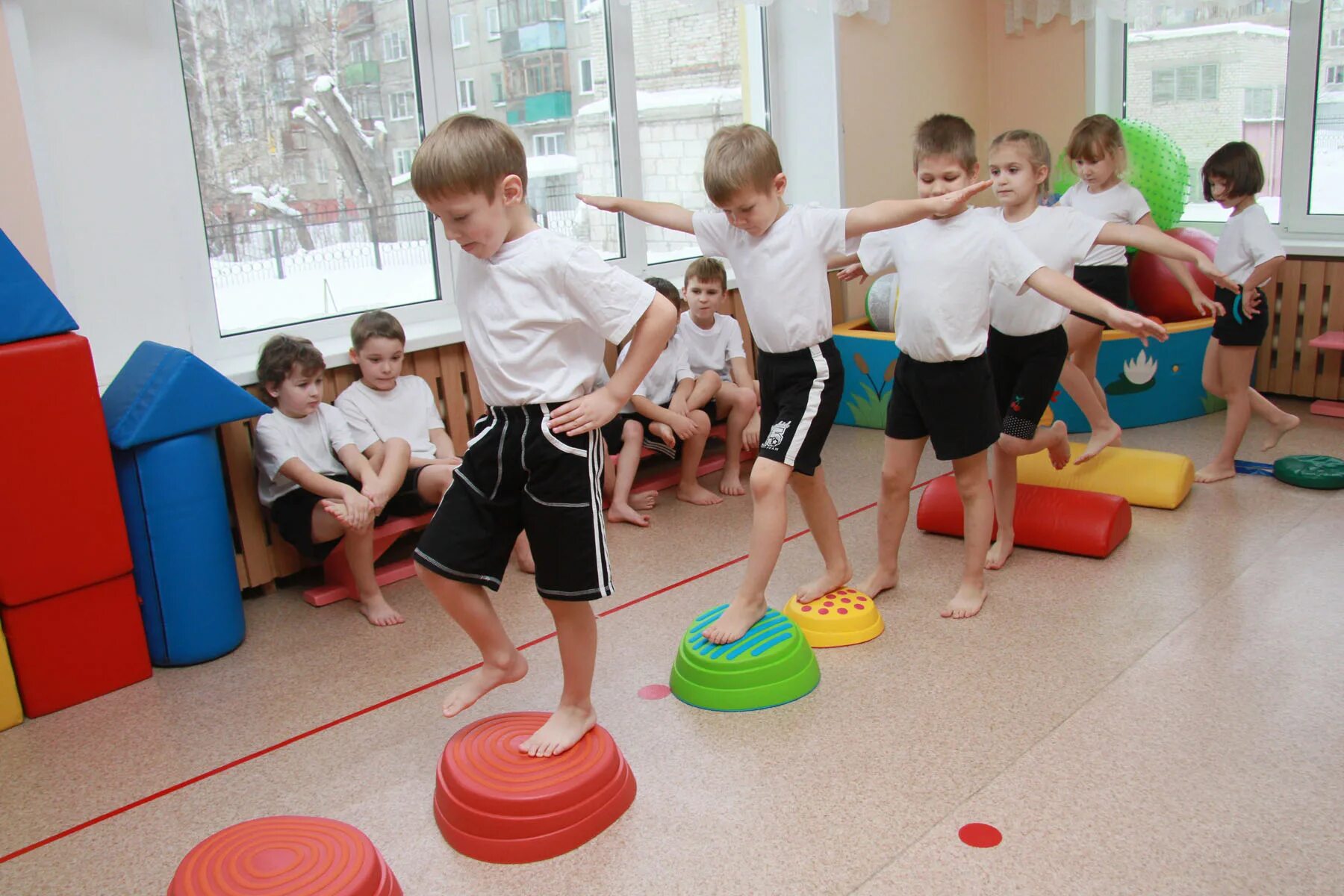 Игровые упражнения в средней. Физкультура в детском саду. Занятия в садике. Дети на занятии в детском саду. Физкультурные занятия в детском саду.