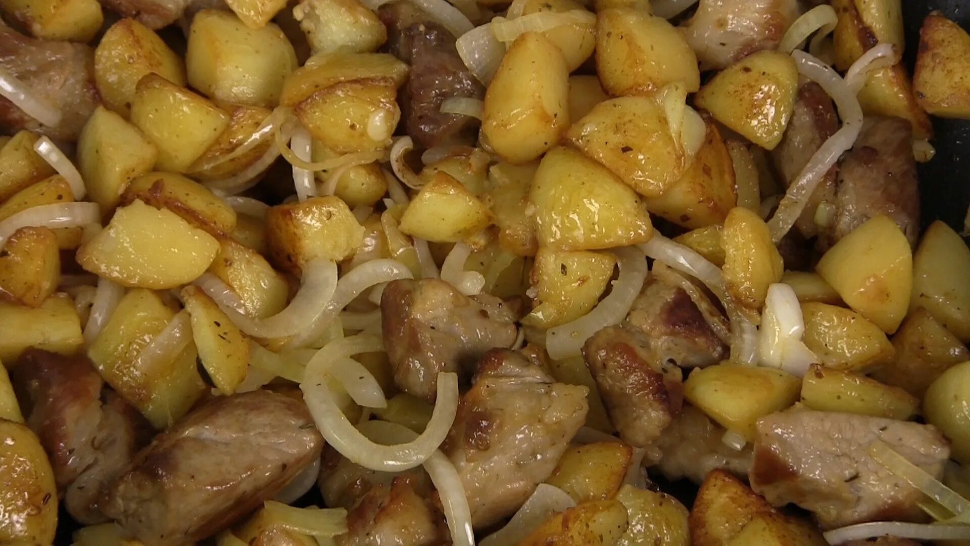 Как жарить картошку с мясом. Жареная картошка с мясом. картофель жареный с мясом. жареная картошка со свининой. жареная картошка с мясом и луком на сковороде.