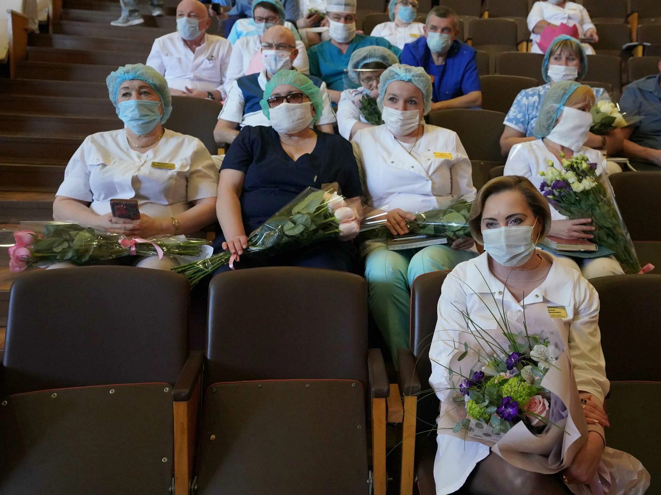 Врачи воронежа рейтинг. Планерка врачей. Планерка в больнице. Детский доктор Воронеж. Фото планерки врачей в масках.