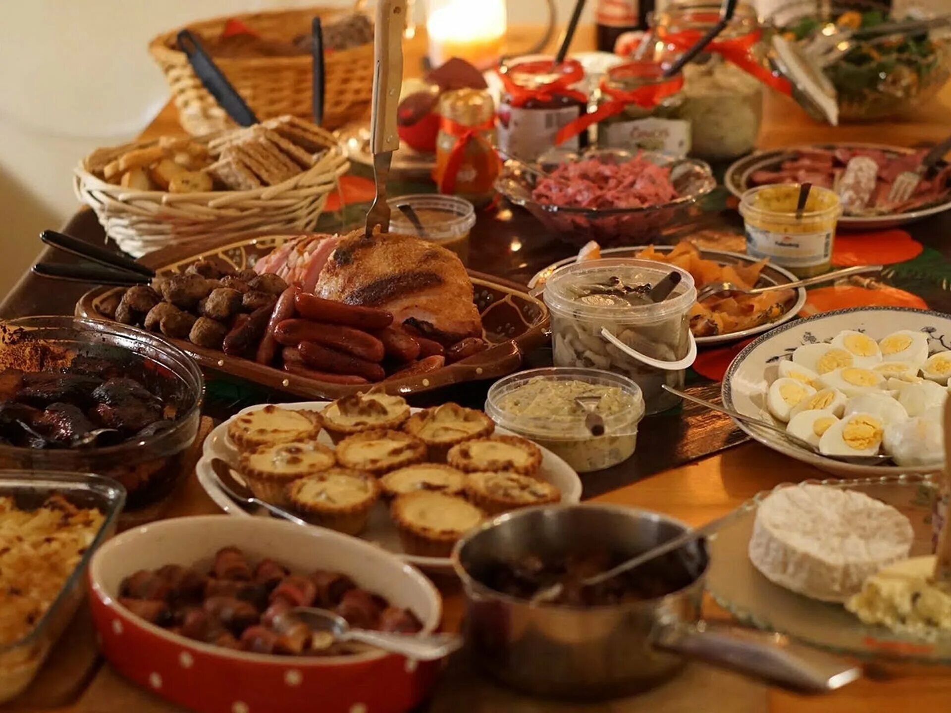 Стол с едой. Новогодний шведский стол. Рождественский стол. Армянский новогодний стол. Какие блюда едят в пост