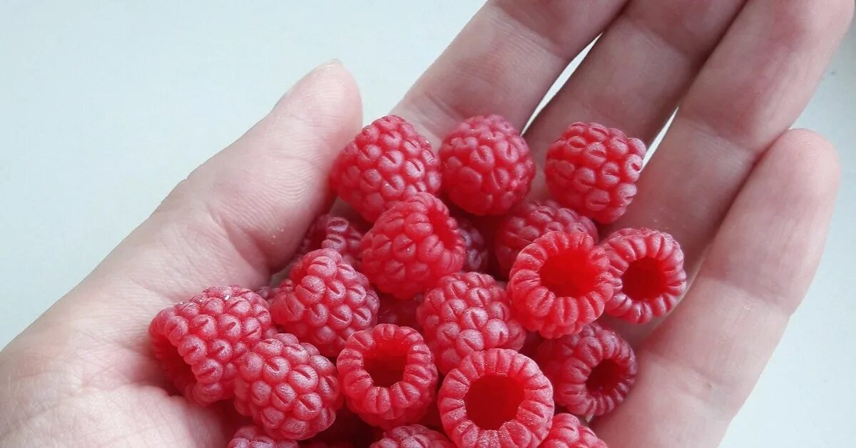 Ягодки из полимерной глины мастер класс. Брошь малина из полимерной глины. Малина глина. Малина из полимерной глины. Браслет малинки из полимерной глины.