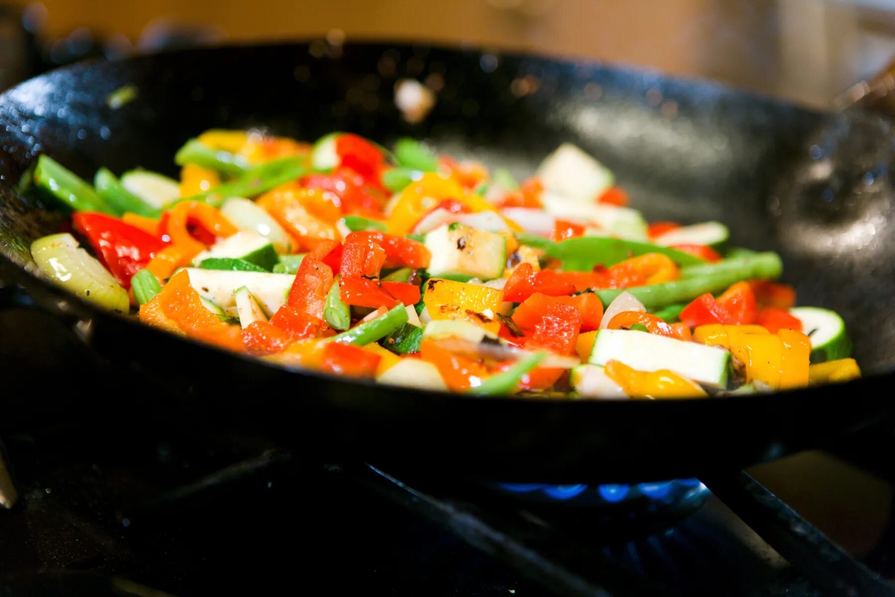 Fry vegetables. Жарка овощей. Овощи на сковородке. Овощ. Жареные овощи на сковороде.