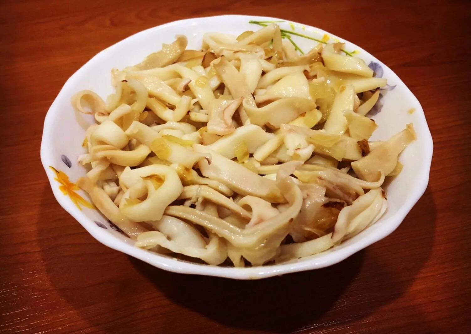 Кальмар жареный с луком. Кальмар жареный с луком. Жареные кальмары на сковороде с луком. Кальмары с луком рецепт. Жареные соломкой кальмары.