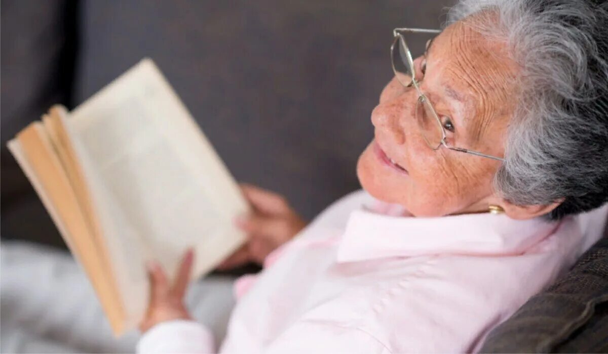 Читать пенсионер. Чтение для пожилых. Пенсионеры с книгами. Бабушка с книжкой. Пожилой человек с книгой.