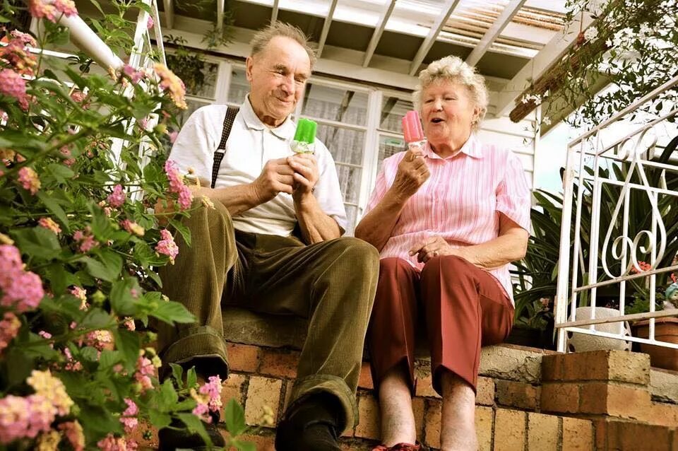 Старики молодые душой. Пожилые люди. Счастливые старики. Счастливые пенсионеры. Счастливые пожилые люди.