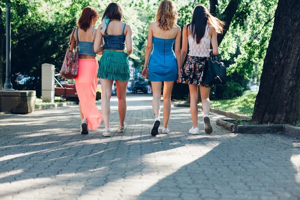 Погуляли 18. Подружки на прогулке. Прогулка с подругой. Подруги гуляют. Девчонки гуляют.