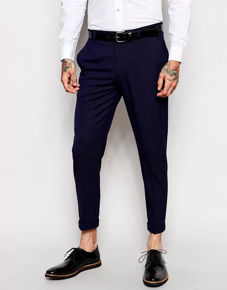 Зауженный брюки купить мужские. Брюки мужские укороченные Асос. Укороченные брюки мужские. Укороченные штаны мужские. Укороченнве брюки мужские.