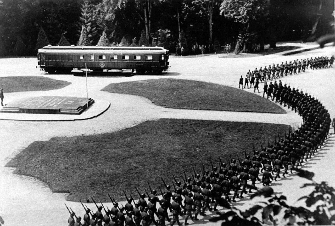 Капитуляция франции во второй. Перемирие в Компьенском лесу 1940. Копьерский лес 22 июня 1940. Вагон капитуляции Франции 1940. 22 Июня 1940 капитуляция Франции.