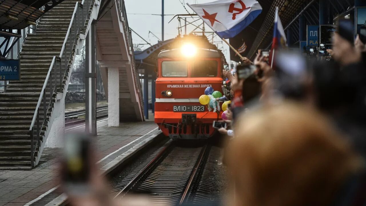 Поезд Таврия Крымский мост. Поезд Таврия Севастополь. Российские и украинские поезда. Поезд прибывает. Железнодорожный приезд