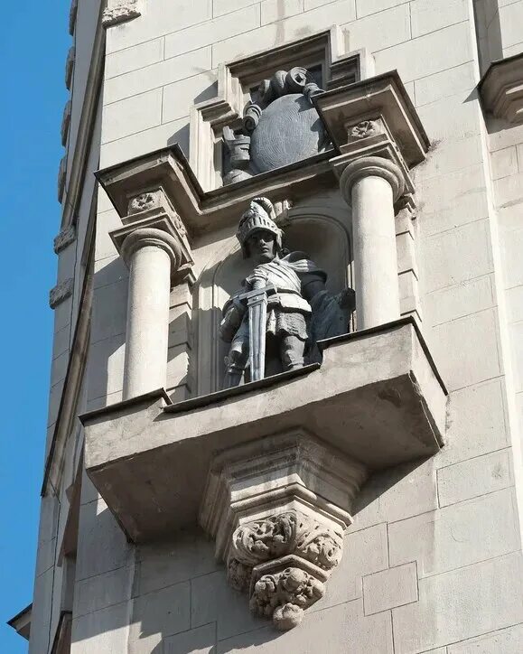 Арбат 35 рыцарь. Старый арбат дом с рыцарями. Дом с рыцарями арбат 35. Доходный дом филатовой на арбате. Рыцари доходный дом филатовой на арбате.