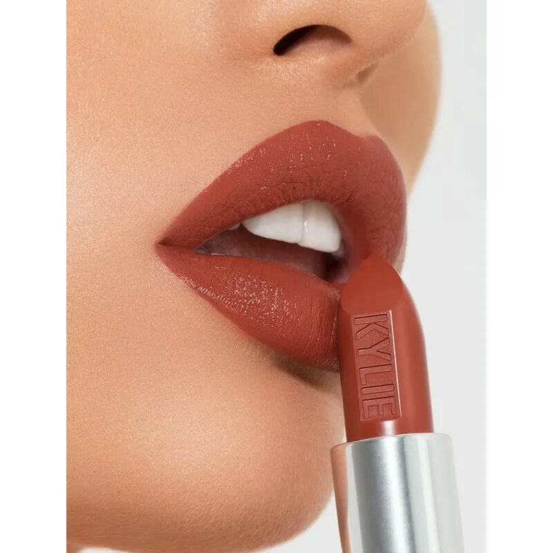 Помада вб. Kylie Creme Lipstick. Терракотовый цвет помады. Терракотовый цвет помады мейбелин. Помада цвет терракота.