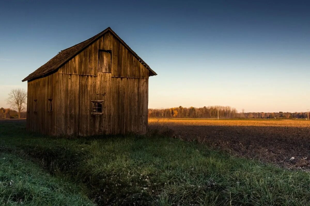 Здания на сене. Сарай Геншин. Farmhouse сарай. Ветхий сарай. Сарай в поле.