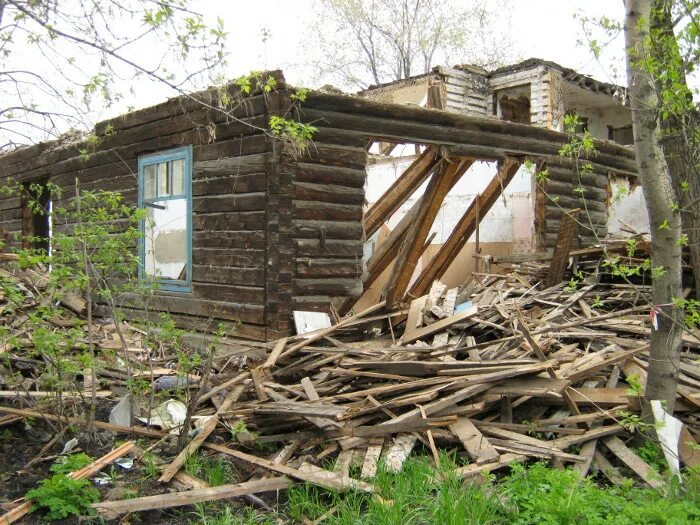 Дом под разборку самовывоз. Дом под разбор и вывоз. Дом под разбор. Разбор домов. Дубовые дома.