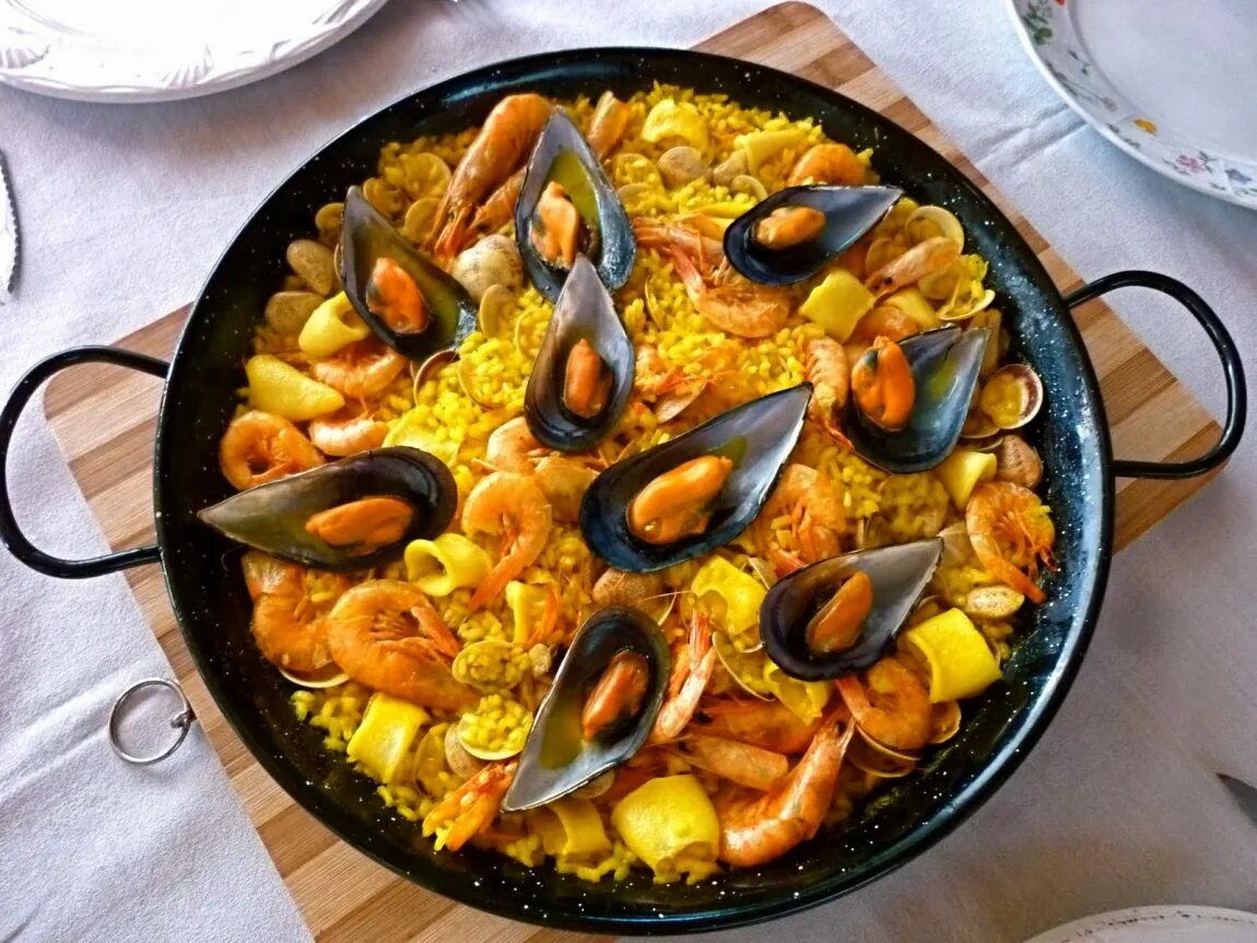 Паэлья кухня. Национальное блюдо испании паэлья. паэлья каталана. паэлью валенсия. паэлья с морепродуктами испания.
