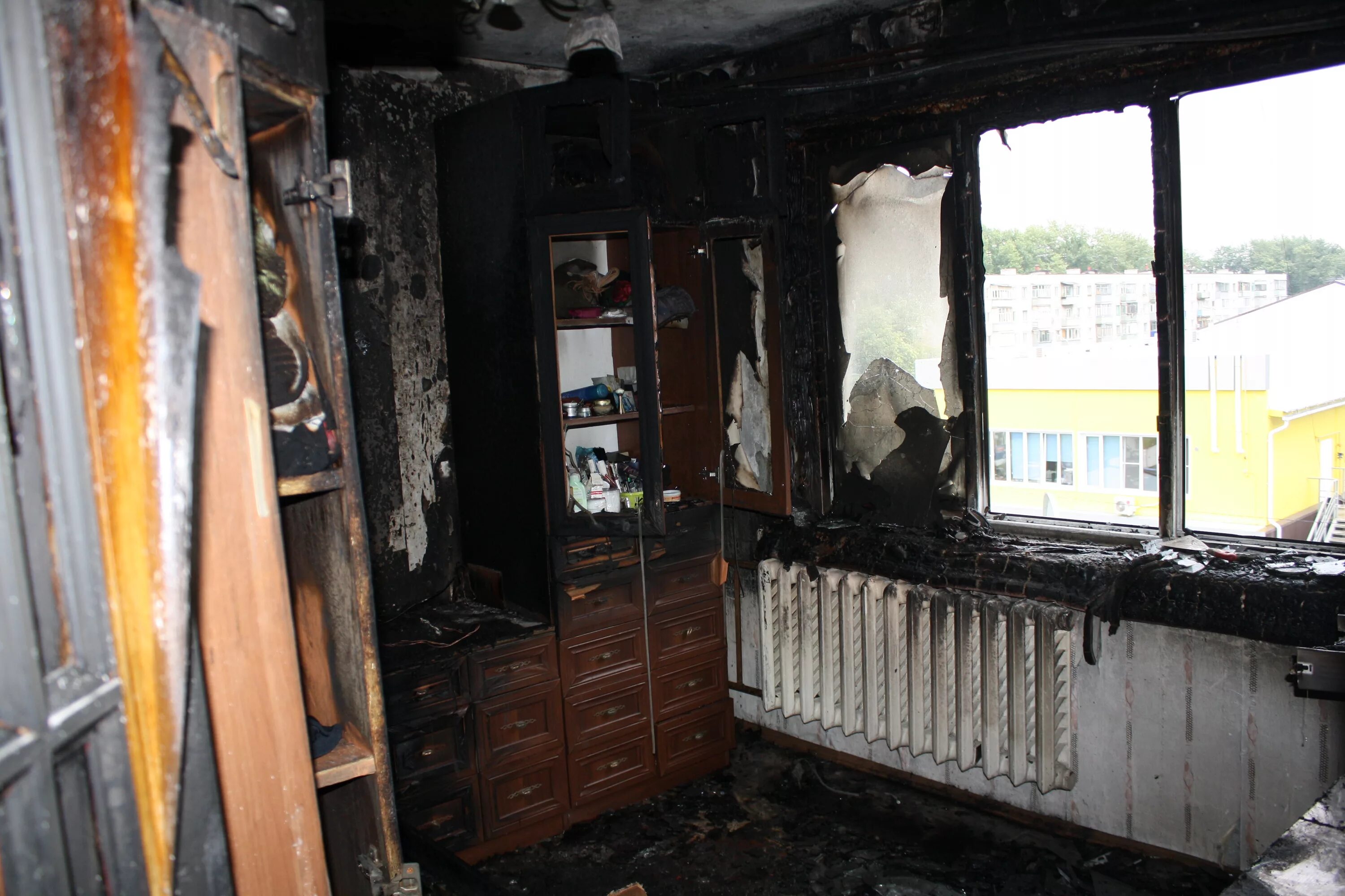 Имущество после пожара. Квартира после пожара. Комната после пожара. Квартира после пожара фото.