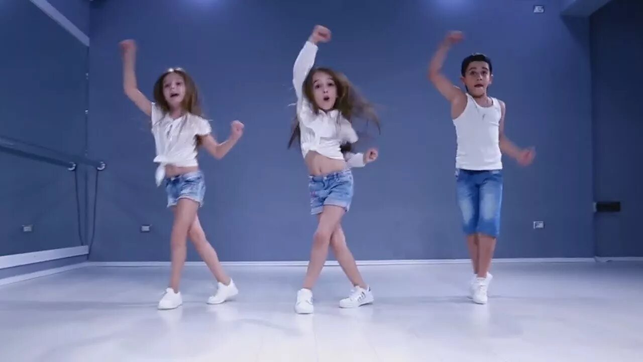 Песня давай танцуй малыш. Клипы для детей. Девочка 3 года так классно танцует. Клип с танцующими детьми. С днем рождения клип дети танцуют.