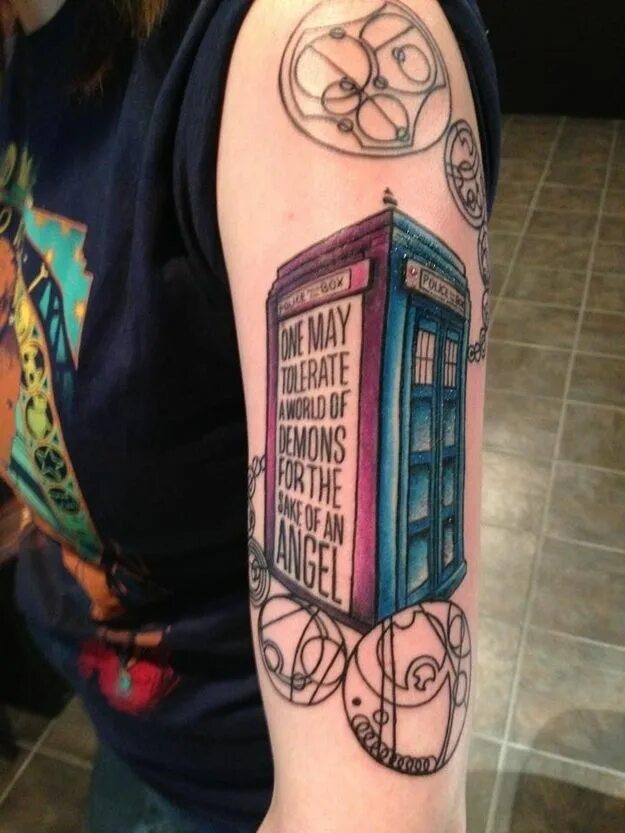 Tattoo who. Безумные идеи тату. Татуировки для медиков. Татуировки доктор кто. Символ галлифрея.