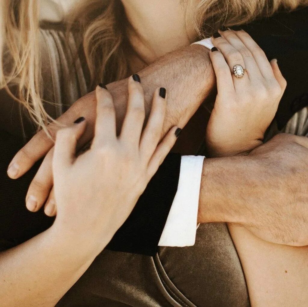 крепкие мужские объятия. объятия влюбленных. объятия руки. крепкие мужские объятия. обнять любимую.