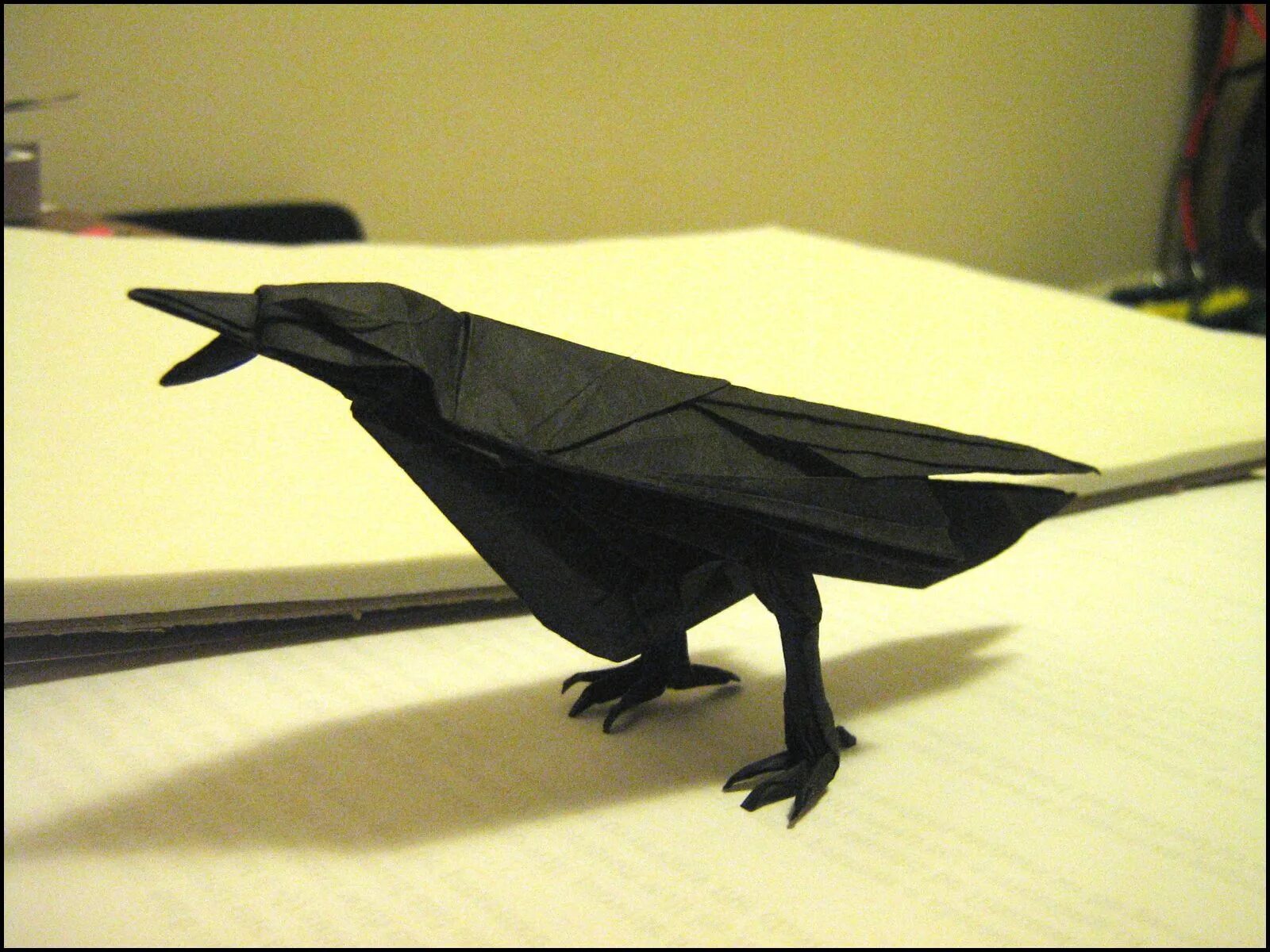 Поделка ворона. Оригами ворона. Оригами ворон. Объемная ворона из бумаги. Поделка ворона из бумаги.