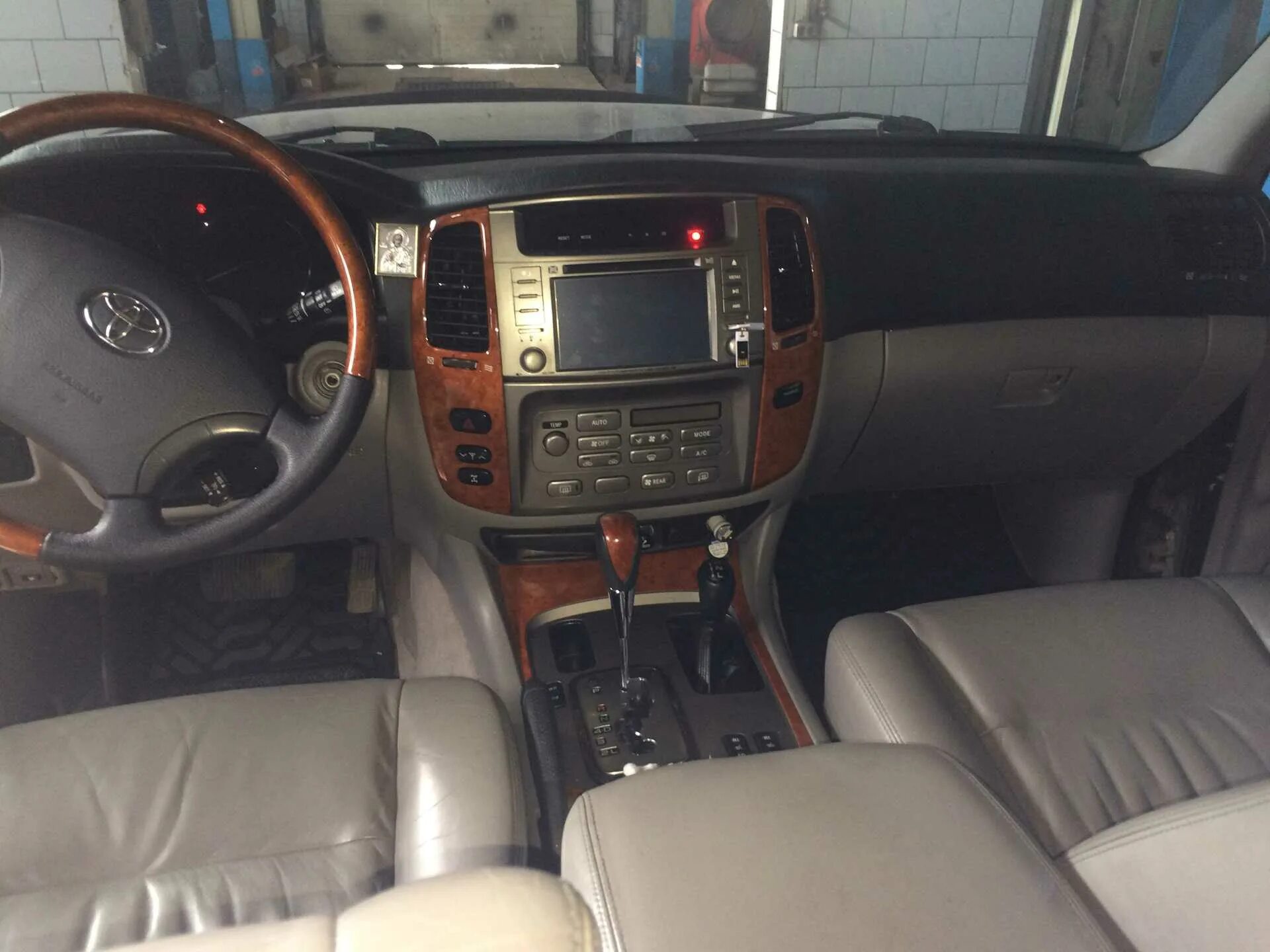 Тойота ленд крузер 100 2005 салон. Toyota land cruiser 100 салон. Тойота ленд крузер 100 2005 салон. Toyota land cruiser 100 vx 2007. Toyota land cruiser 100 vx 2007 салон.