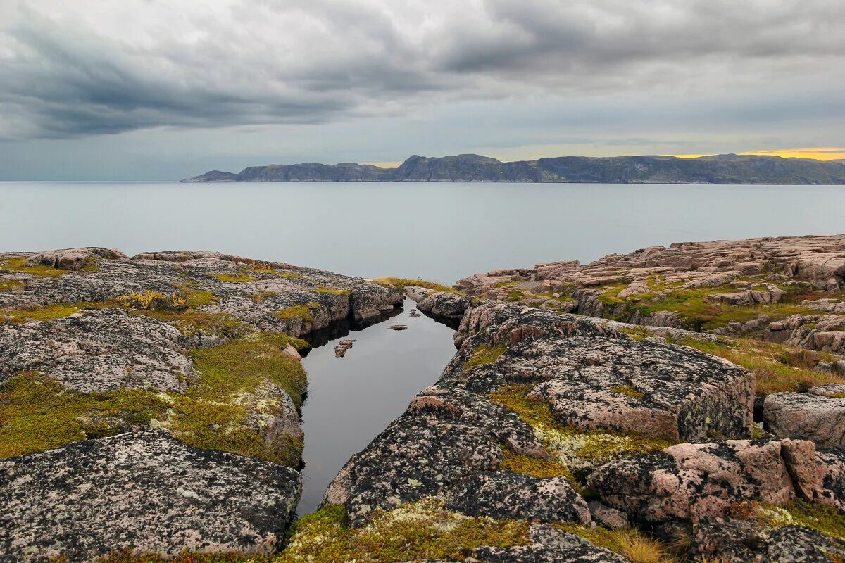Баренцево море рыбачий. Кольский полуостров маяк териберский. Кольский полуостров мотовский залив. Баренцево море полуостров средний. Мыс кекурский полуостров рыбачий мурманская.