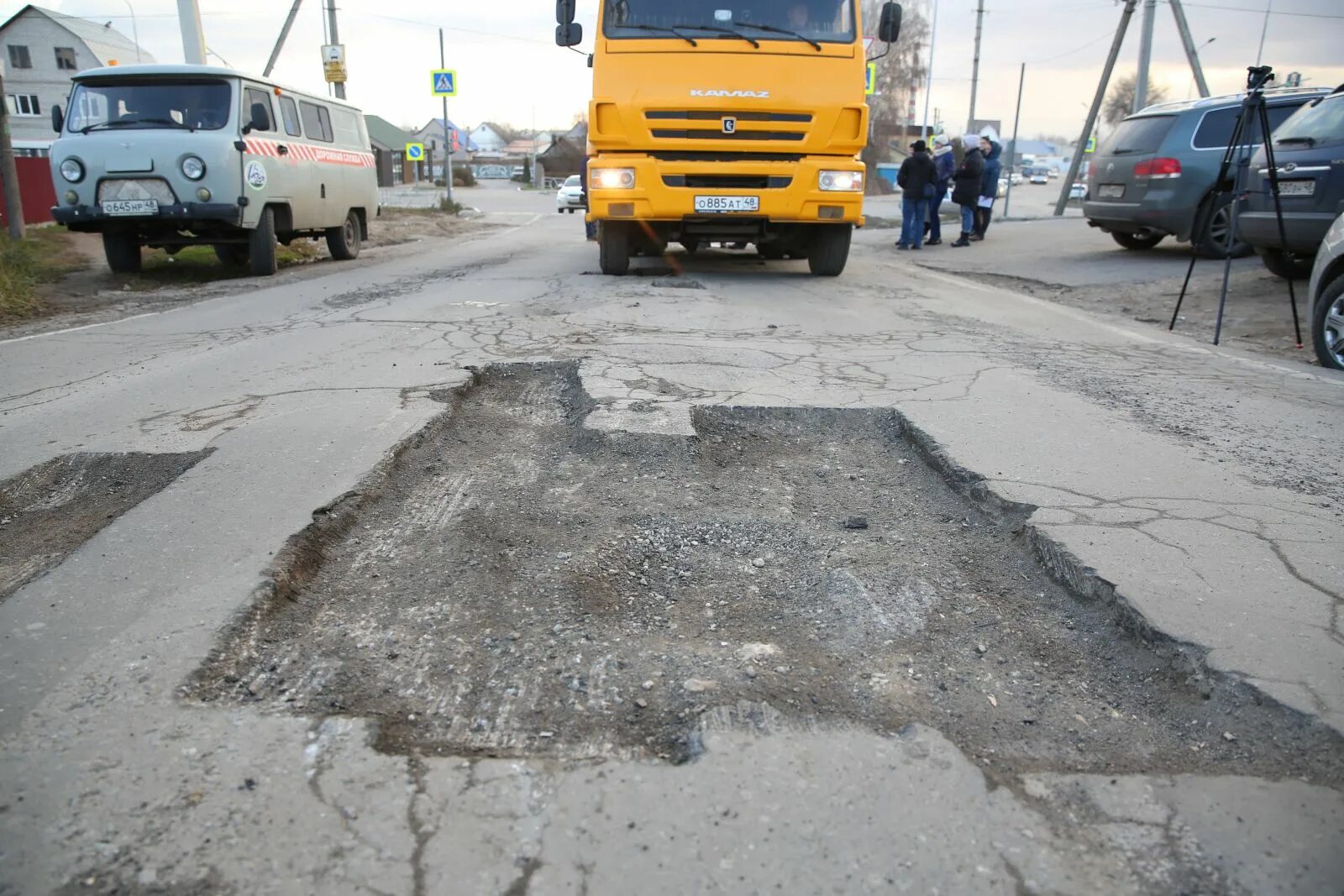 Ямы на дорогах. Ямы на дорогах фото. Яма в Липецке. Дороги Липецка в ямах.