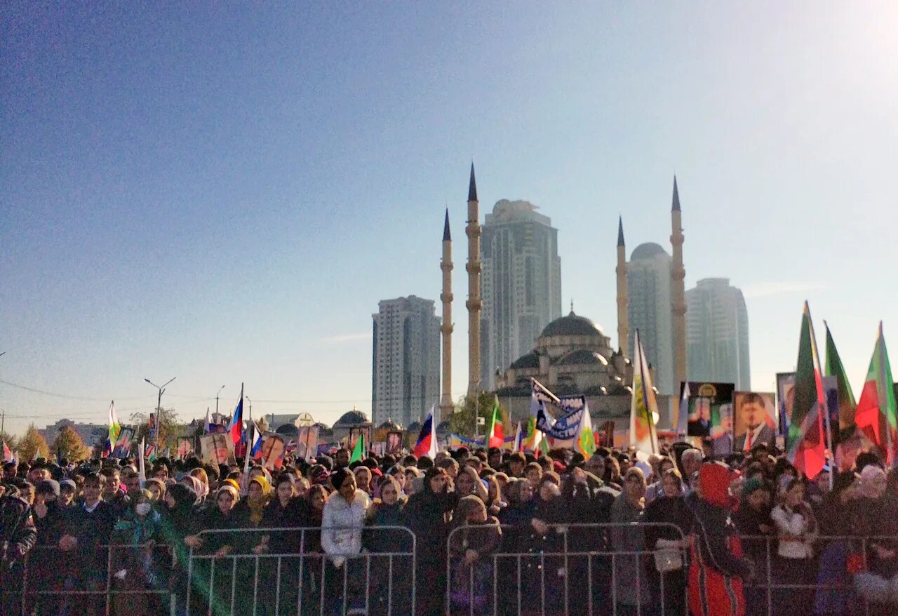 Часы сегодня грозном. Митинг в Грозном. Чечня на сегодняшний день города. Чеченская Республика день сегодняшний. Митинг в Грозном сегодня.