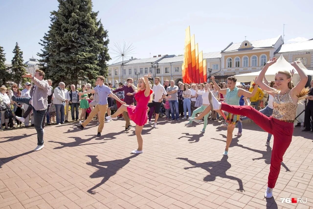День ярославля программа. День города ярославль 2025. праздник в городе. день города в городе праздник. день города ярославль 2025 стрелка.