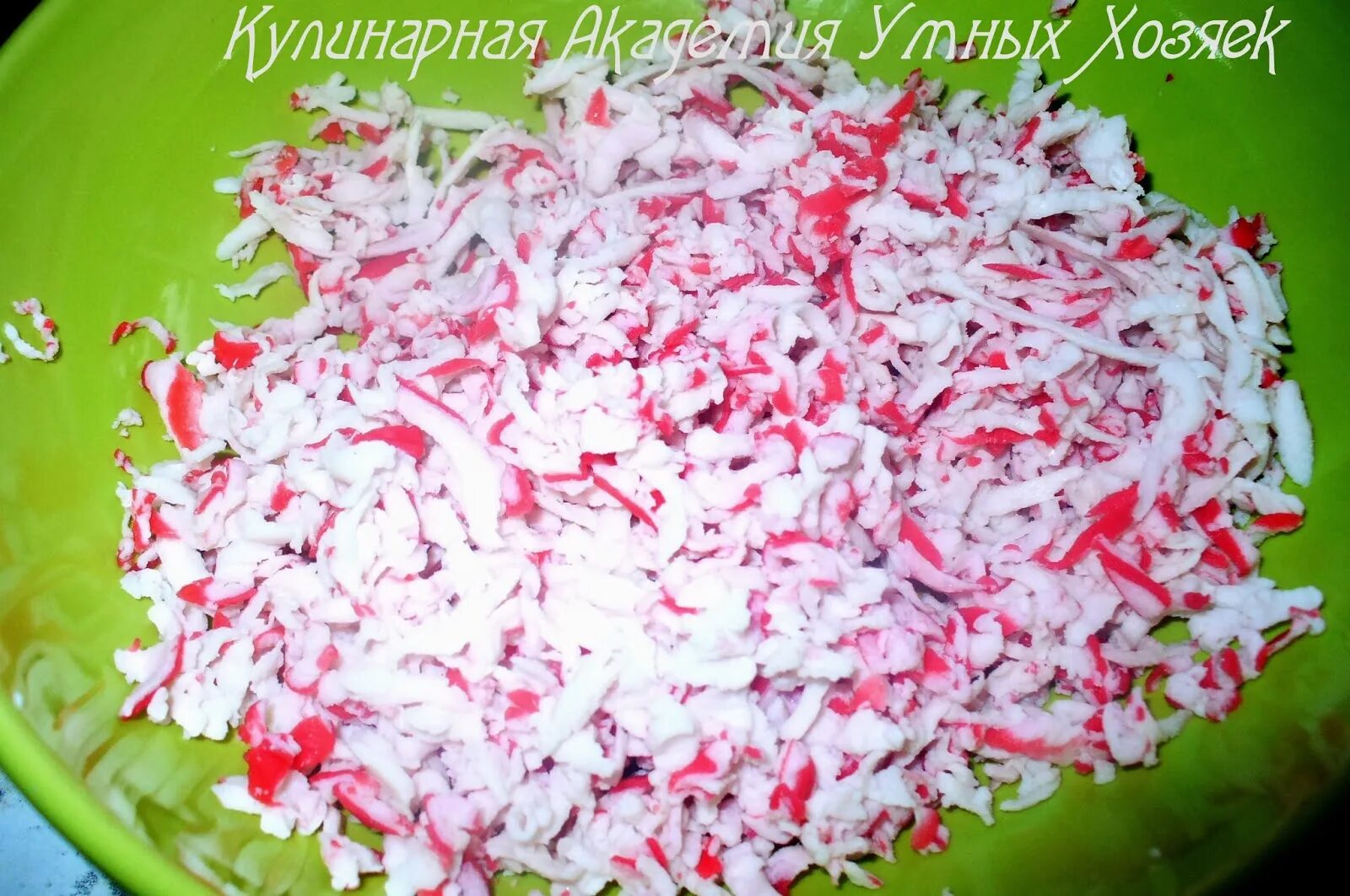 Кухня наизнанку салат из крабовых палочек. Натертые крабовые палочки. тертые крабовые палочки. крабовые палочки на терке. кухня наизнанку закуска из крабовых палочек.
