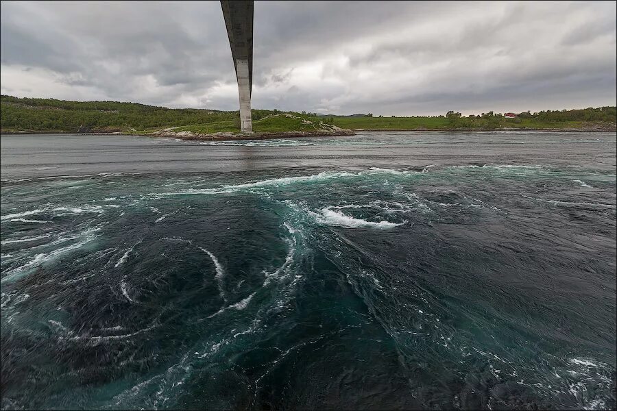 Опасные водовороты. Мессинский пролив водовороты. Галапагосский водоворот. Дьявольский водоворот Британская Колумбия. Водоворот у Галапагосских островов.