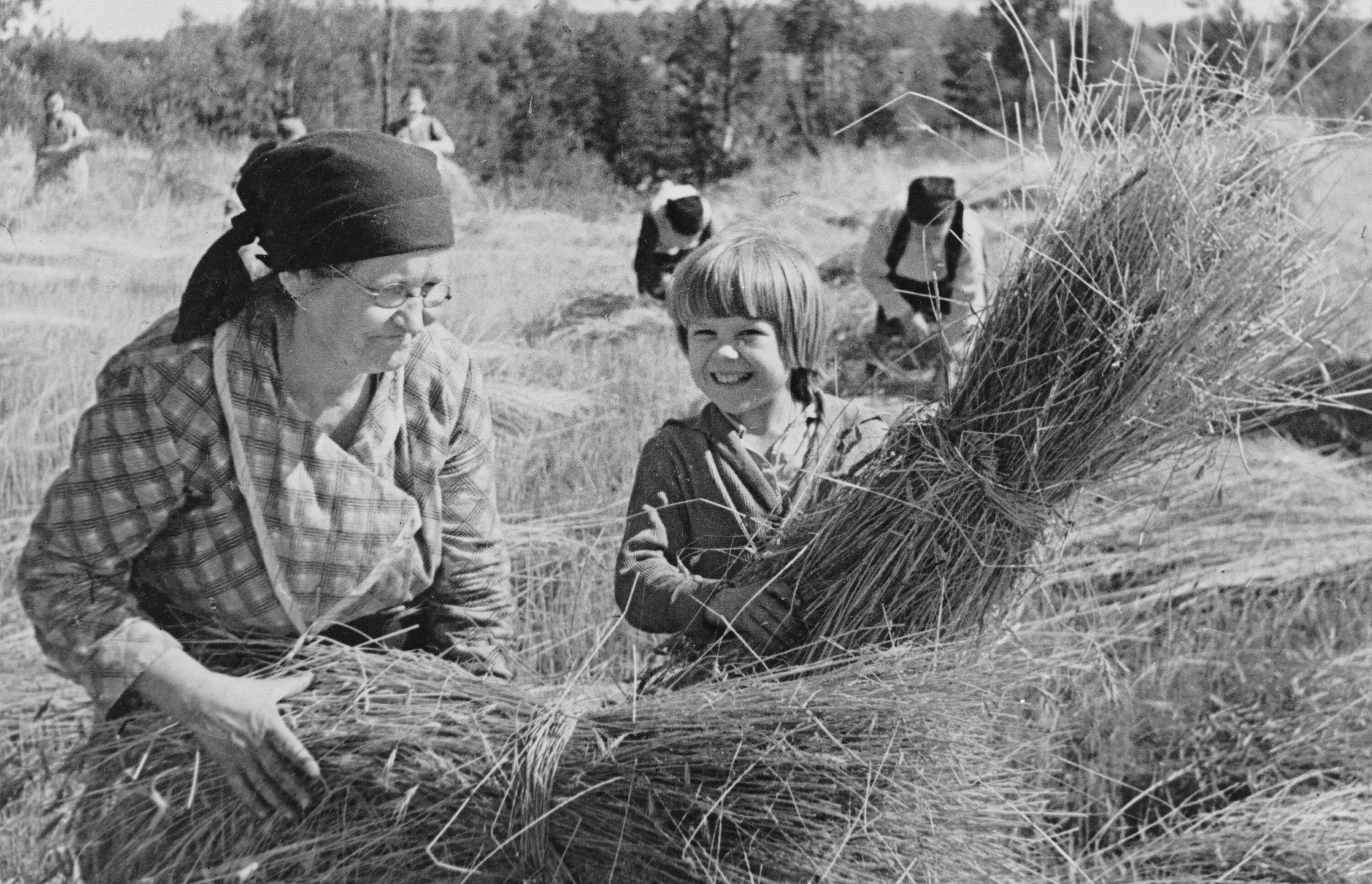 Воинов и тружеников. Люди в тылу 1941. Дети в тылу 1941 года. Деревня в тылу 1941. Женщины на войне 1941-1945 в тылу.