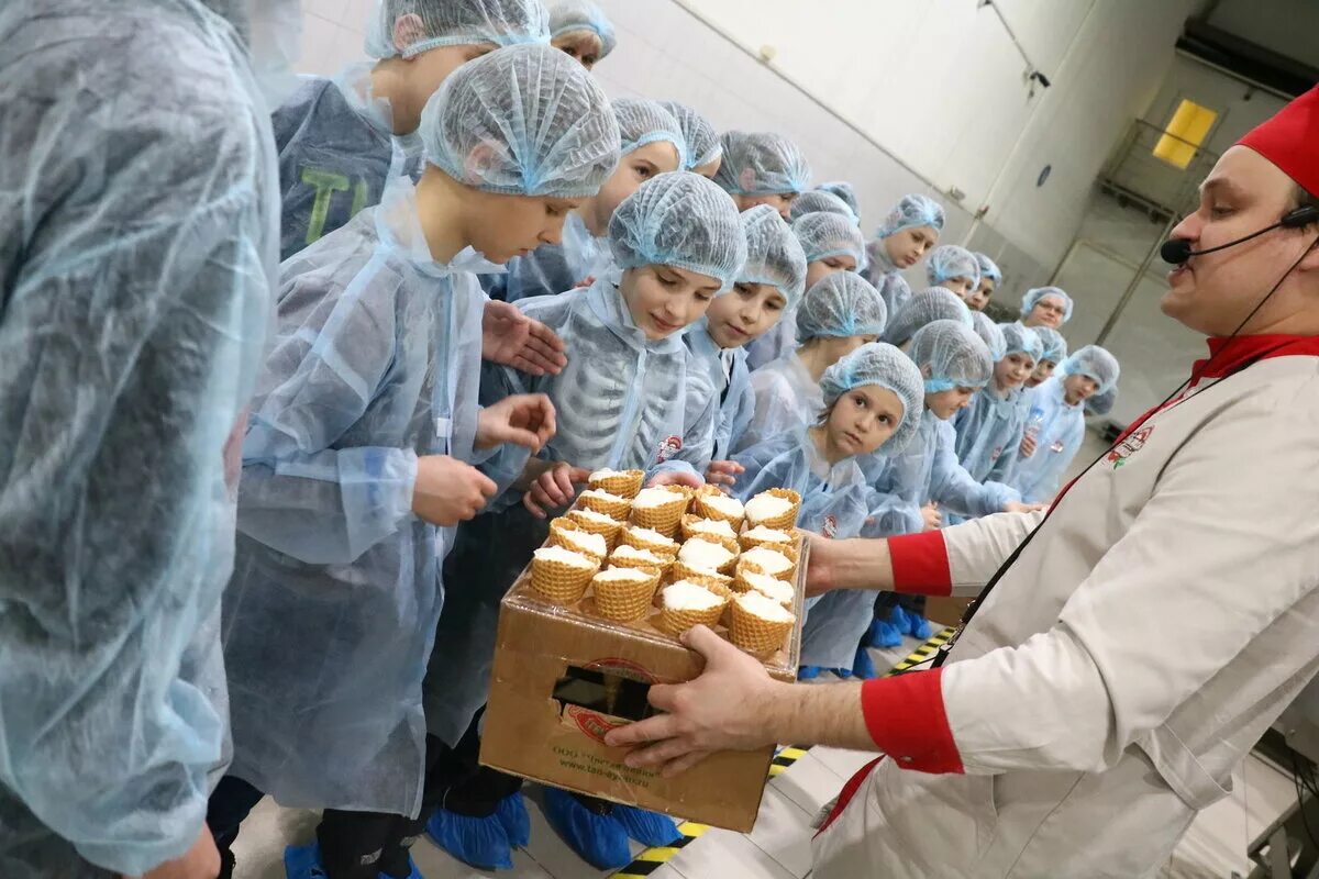 Шоколадная фабрика в москве экскурсия для детей. Шоколадная фабрика Ростов-на-Дону. Экскурсия на завод. Дети на экскурсии на заводе. Экскурсия на кондитерскую фабрику.