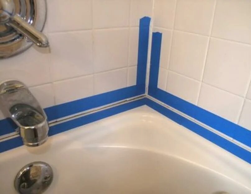 Заделать стык ванной и плитки. Галтель для ванны заделать щель 80 мм. Стік между ванной и плиткой. Уголок в ванную комнату. Шов между ванной и стенко.
