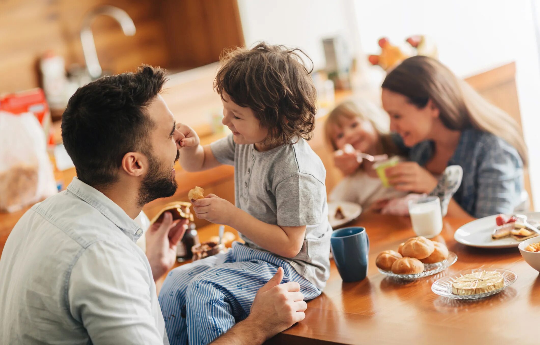 My parents to have a holiday. My parents to have a holiday. My parents to have a holiday. Семья за обеденным столом. Семья обсуждает за столом.