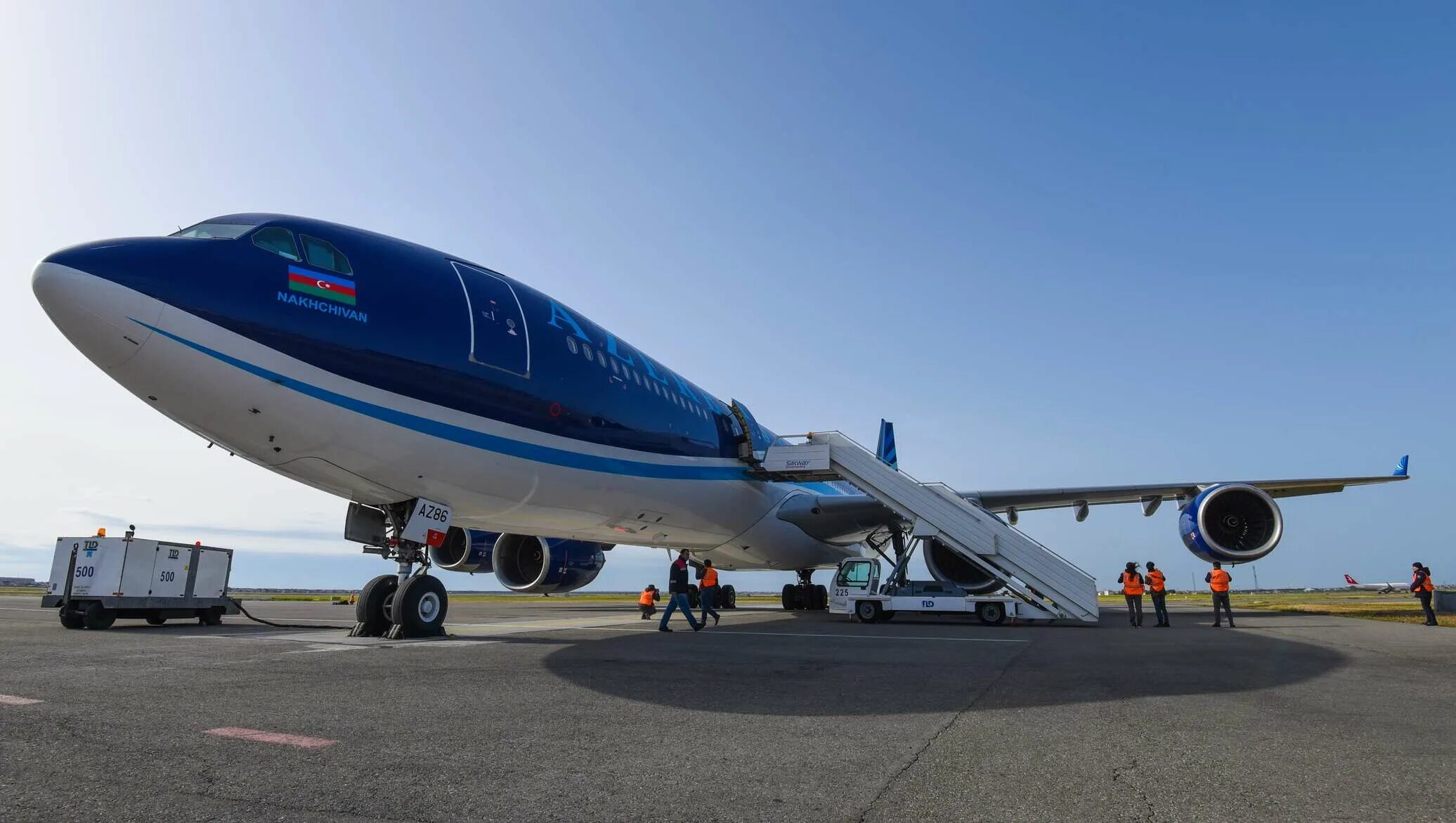 Россия азербайджан самолет. Самолет AZAL. Самолет Баку. Самолет Азербайджан Москва. Москва Баку самолет.