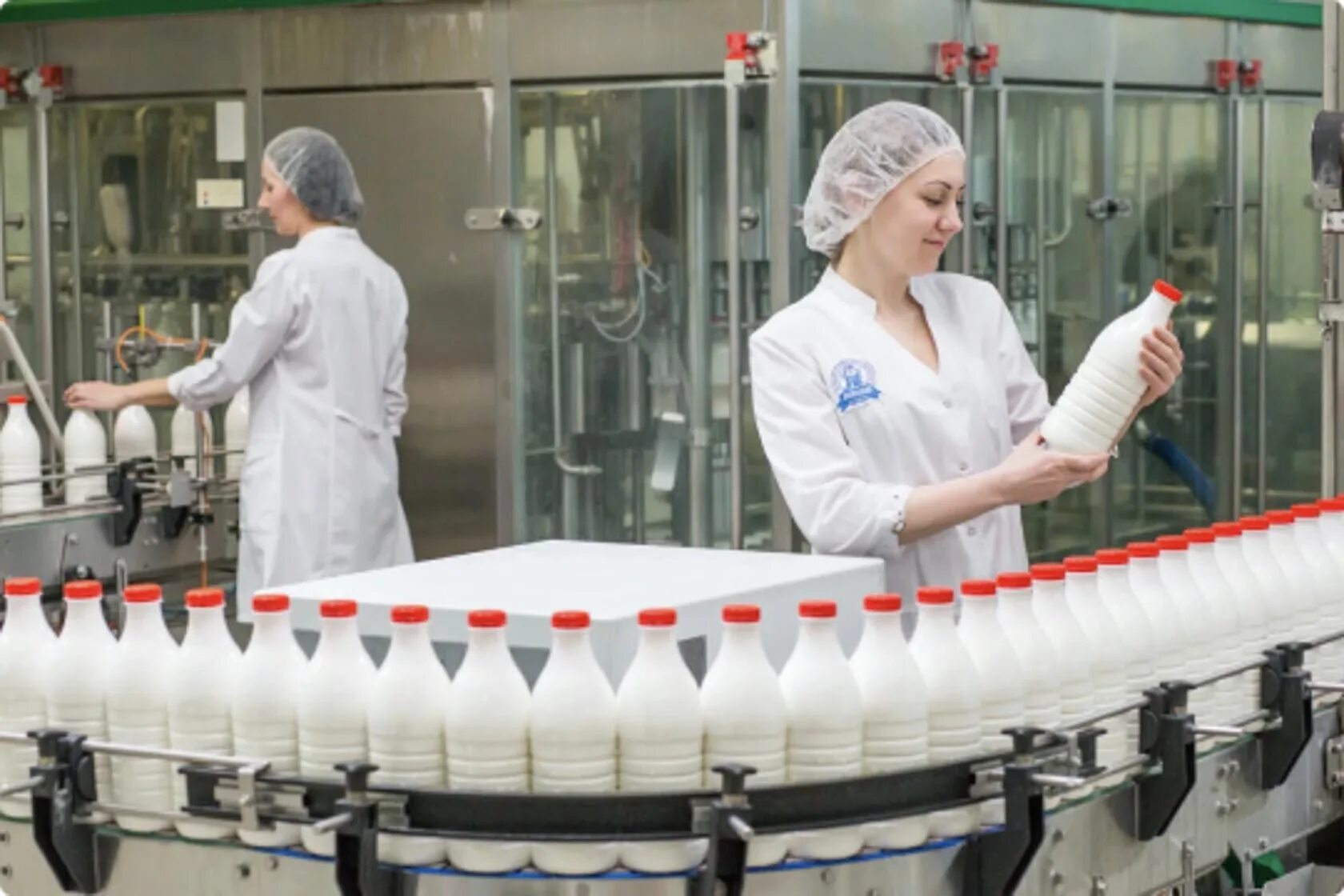 Токарь универсал станочник широкого профиля. Работник цеха. Профессия токарь. Оператор линии в производстве. Рабочий на производство вакансии барнаул.