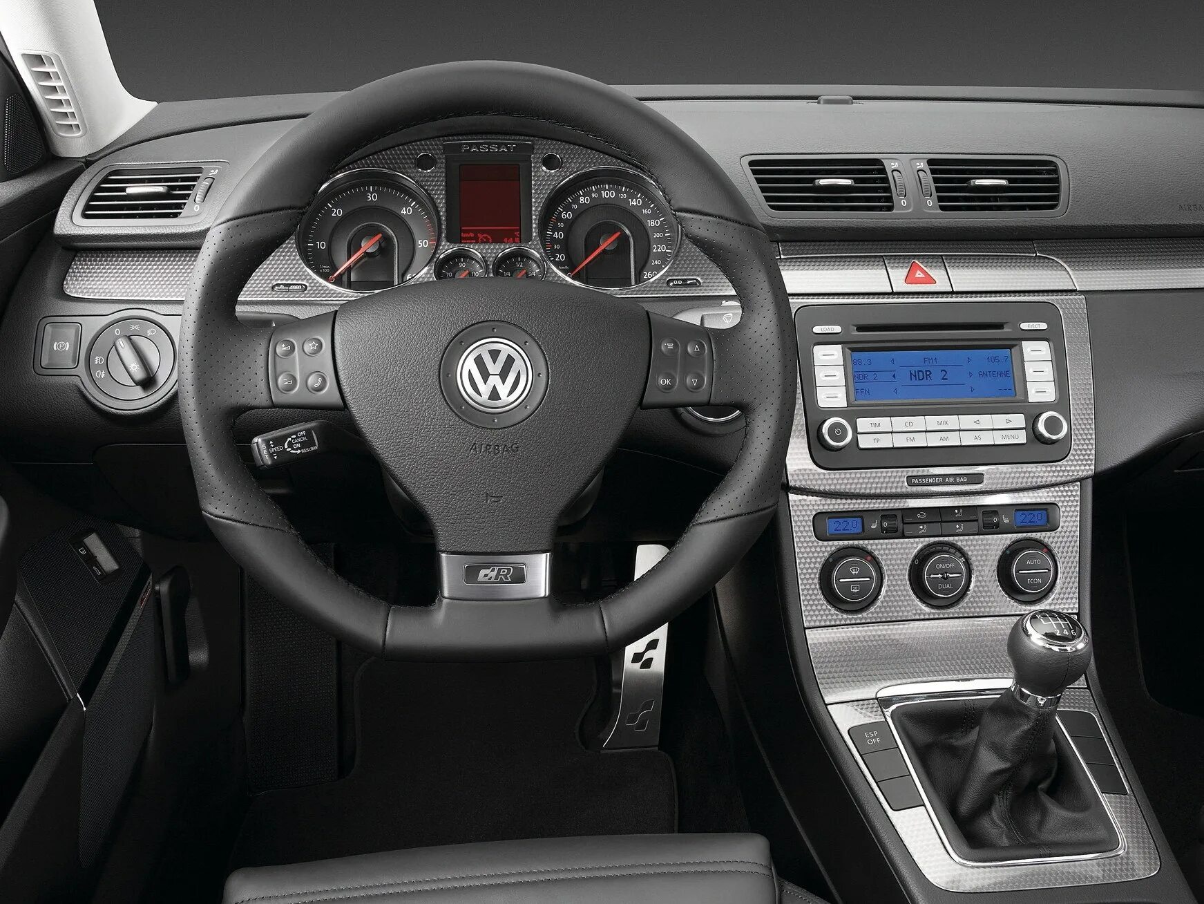 Открыть пассат б6. Volkswagen Passat b6 Interior. VW Passat b6 r line салон. Фольксваген Пассат 2007 салон. Фольксваген Пассат 2007 года салон.