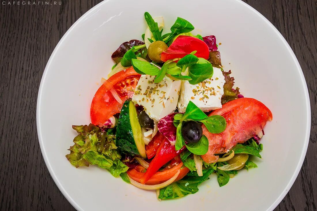 овощной салат с брынзой. овощной салат с брынзой. салат с авокадо и брынзой и помидорами. салат с авокадо и брынзой. салат с брынзой и помидорами и огурцами.