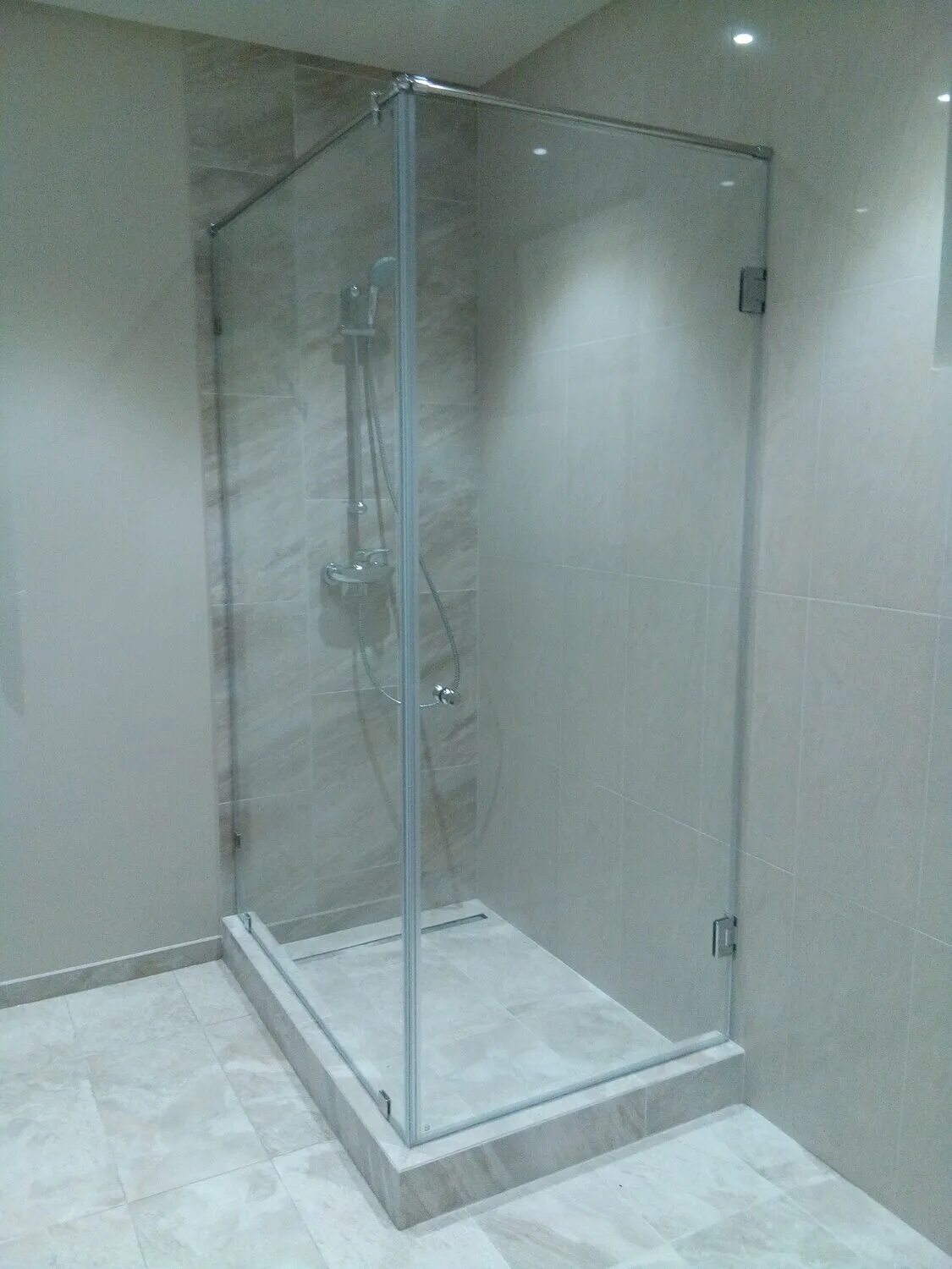 Душевая перегородки cezares 120×90. Душевая перегородка ticino linea tl121 120*200 без поддона. Установка стеклянного душа. Душевая перегородка roth lld2/1800. Установка стеклянного душа.