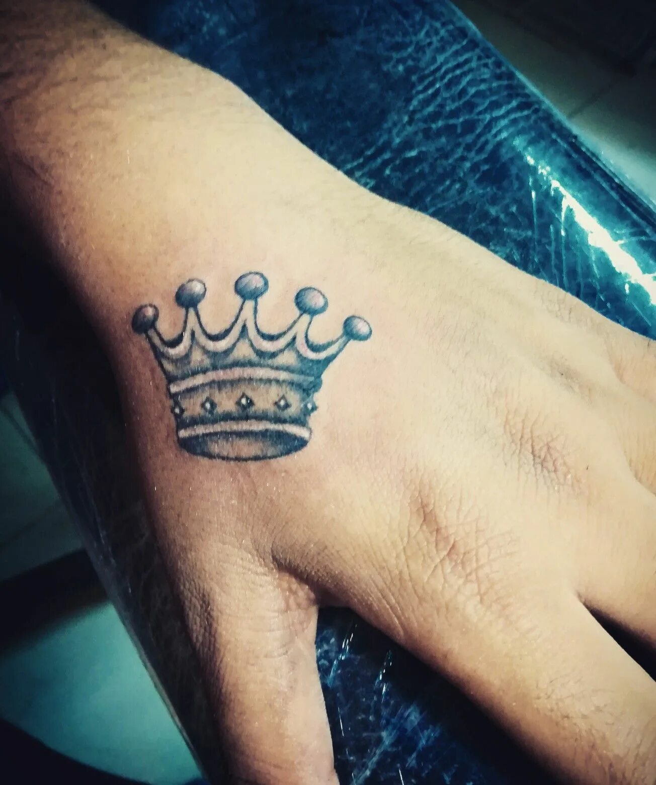 тату корона на запястье.