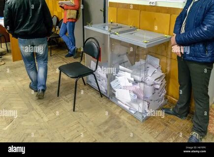 Перемещение бюллетеней из переносного ящика