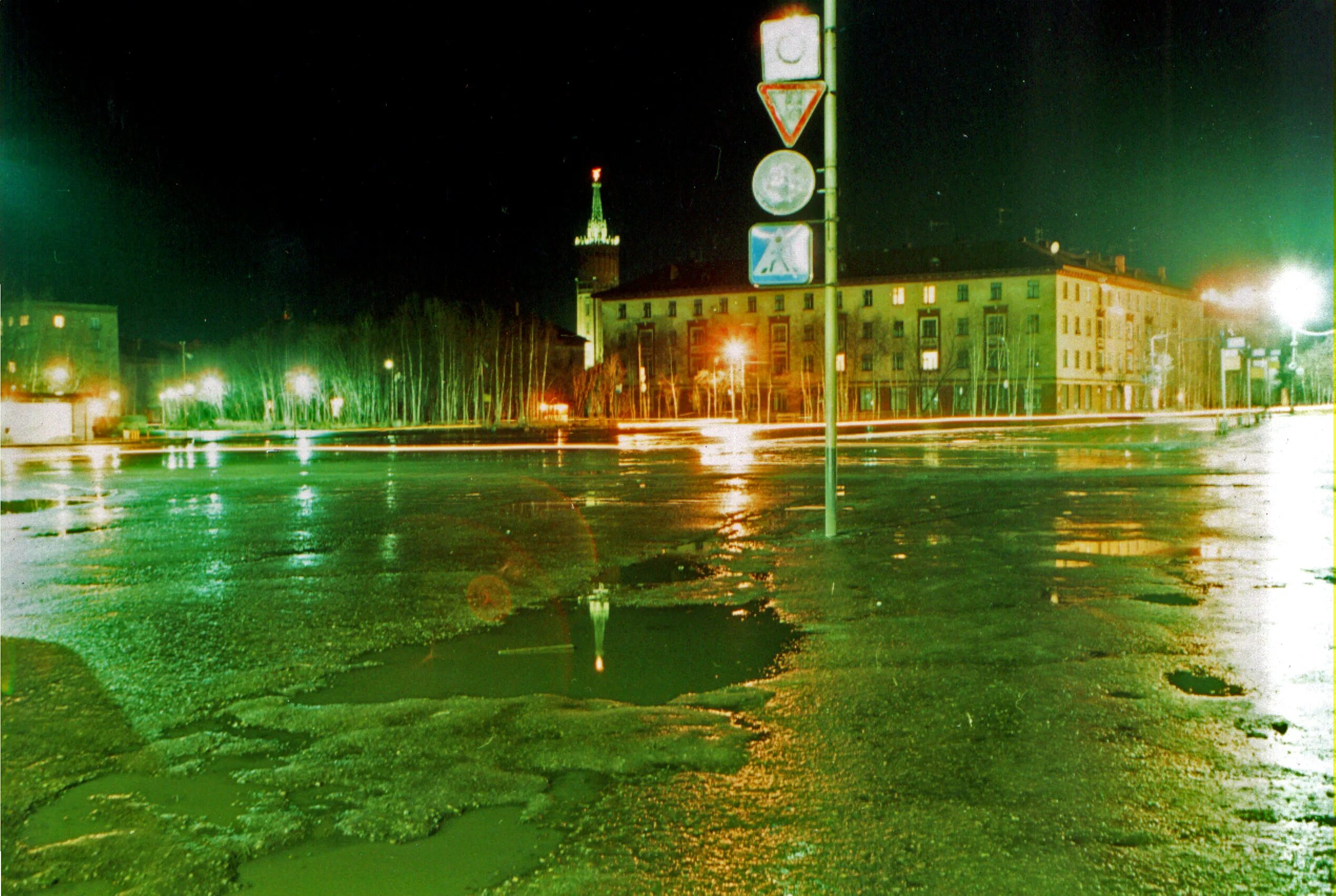 Инта зима. Инта площадь. Площадь Комсомольская Инта. Инта Старая площадь. Ночная Инта.