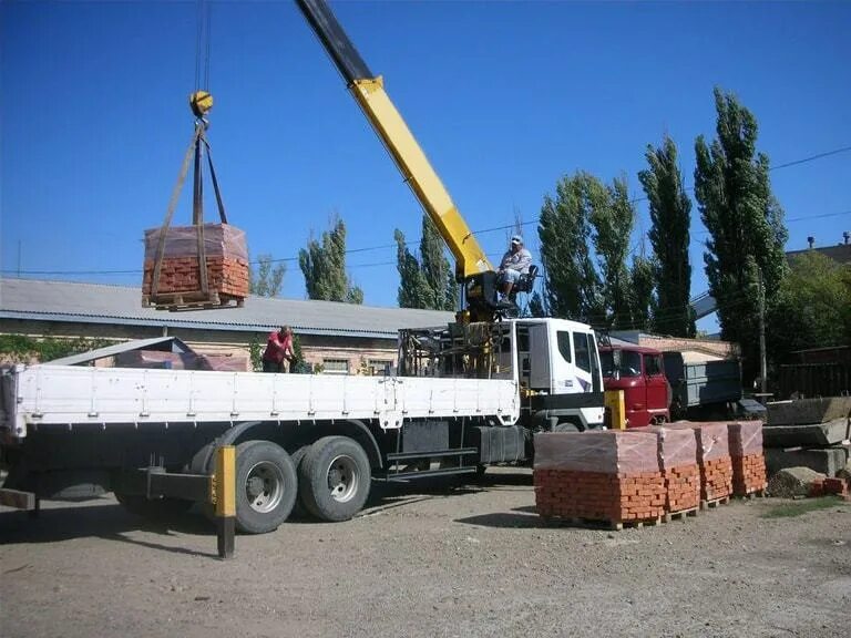 Бортовой кран манипулятор камаз погрузкк. Манипулятор кирпич. Разгрузка кирпича манипулятором. Разгрузка кирпича на поддонах. Кирпич на манипуляторе.