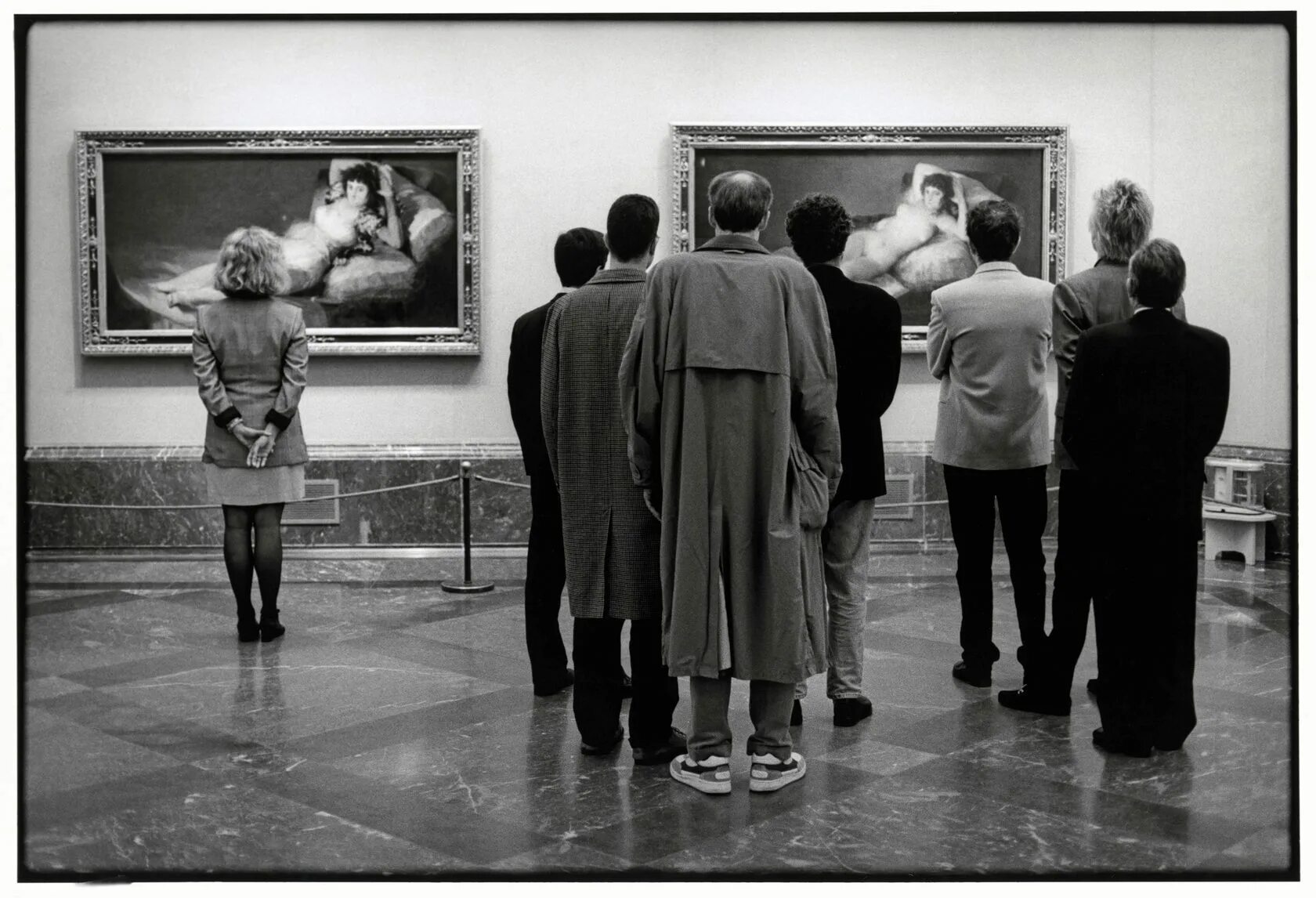 Человек рассматривает картину. Эллиотт Эрвитт. Эллиотт Эрвитт, Франция, 1928. Эллиотт Эрвитт фотограф. Фотограф Эллиотт Эрвитт в музее.