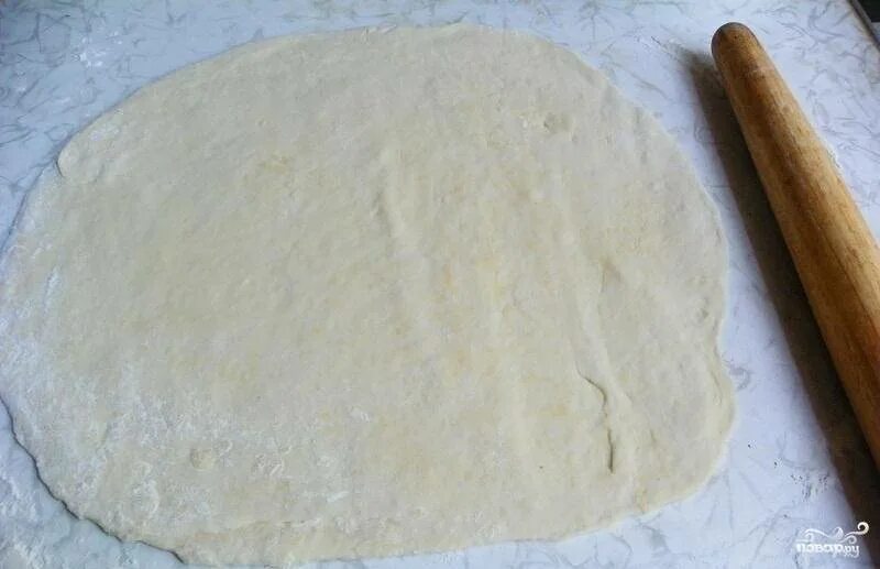 Мало теста. Готовое тесто. Разморозить тесто. Раскатайте тесто в 1 см.